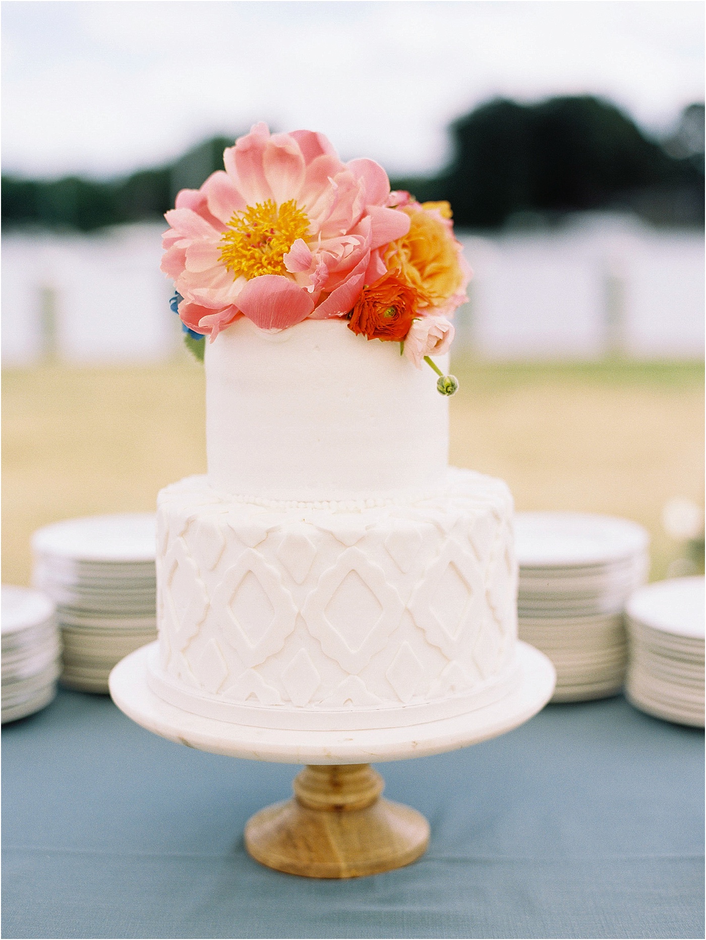 floral wedding cake summer vibe